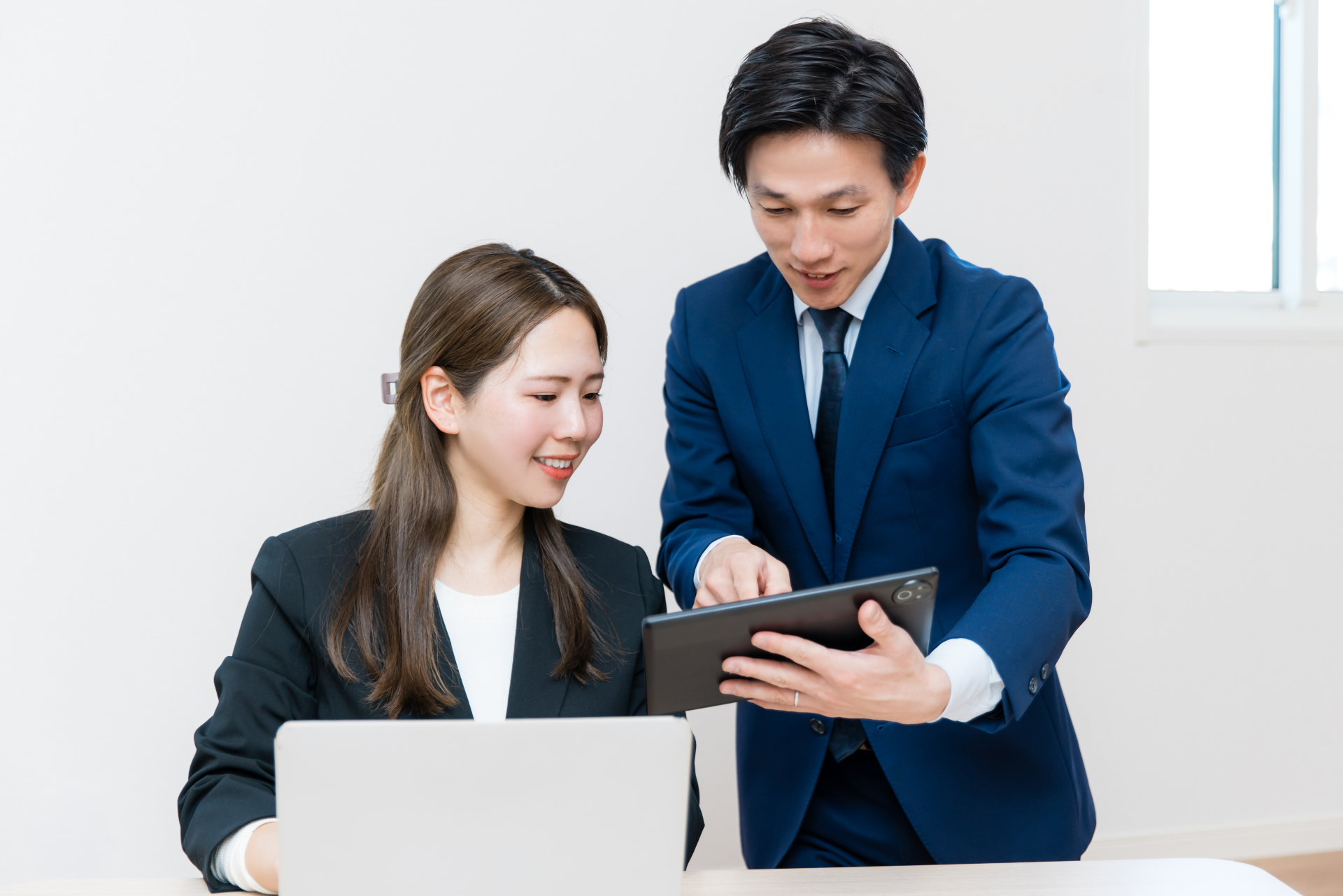 SNSリスク研修は社内実施と外部委託どちらが良い？判断の5チェック